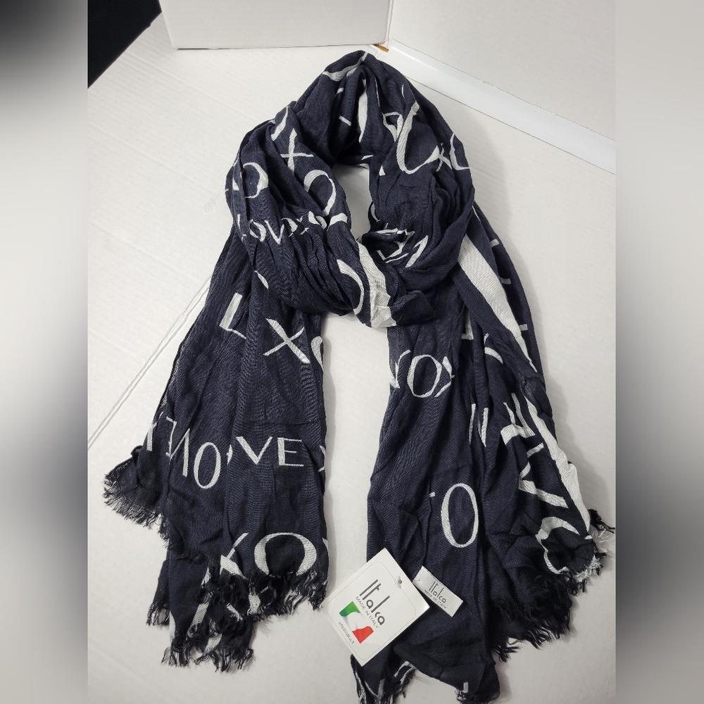 Italca White Tag with Green, White and Red Flag Accent.(viscose)